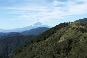 Fototapeta na wymiar 塔ノ岳の尾根から望む鳥尾山荘と富士山