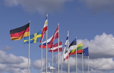 10 wehende Flaggen am Fahnenmast, Europa EU