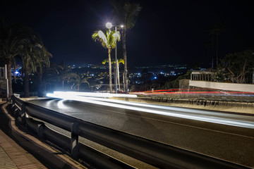 Lichtspiel der Autos bei Nacht