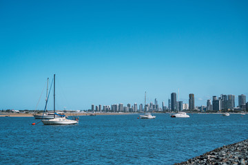 Obraz premium Beautiful view of white yachts and fishing boats cruising the stunning Broadwater, the Gold Coast's premier waterfront in Australia.