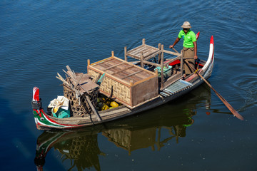 Boot in der Nähe von der U-Bein-Brücke in Myanmar