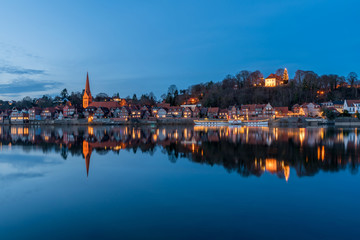 Fototapeta premium Die Elbuferpromenade in Lauenburg zur Weihnachtszeit
