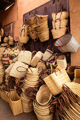 Venta de cestas de mimbre en bazar de Marruecos.