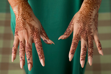  Moroccan woman with henna painted hands