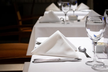 mesa de restaurante com talheres e guardanapo