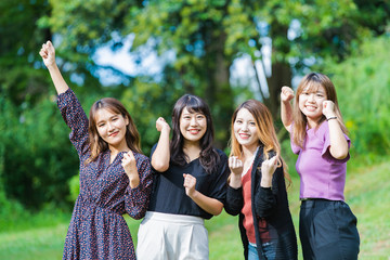 応援する女性4人