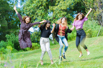 Fototapeta premium ジャンプする女性たち