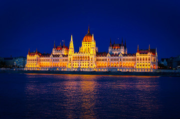 Naklejka premium Evening View of Budapest Parliament at sunset, Hungary. Wonderful Cityscape with Colorful sky. Popular travel destination