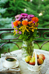 Obraz na płótnie Canvas Cup of coffee and flowers