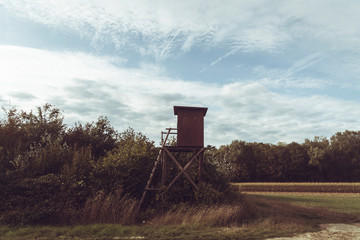Hochsitz auf Feld