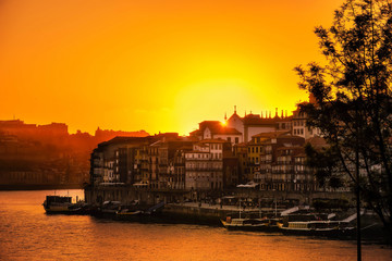 Naklejka premium Couché de soleil sur Porto au Portugal