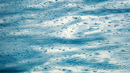 湖面に散らばる雨粒の水紋