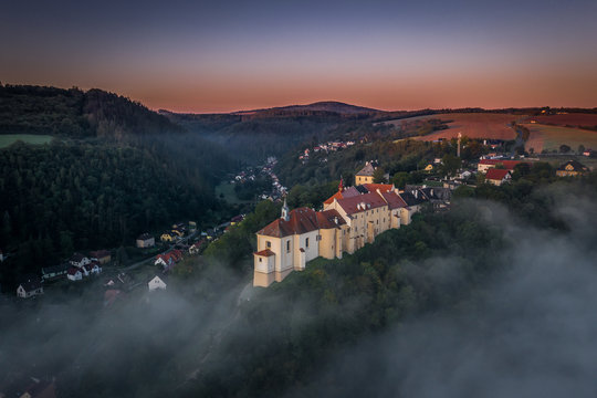 Nizbor is a castle rebuilt into a castle in the village of the same name in the district of Beroun. It was founded in the thirteenth century by King Premysl Otakar II. Despite numerous pledges.