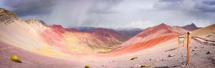 Papier Peint photo Vinicunca Formations rocheuses colorées dans les montagnes riches en minéraux de la vallée rouge. Cordillère Vilcanota, Cusco, Pérou