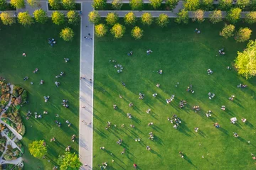 Selbstklebende Fototapeten Top view of the many people are resting on the lawn in the park © Stanislav Samoylik