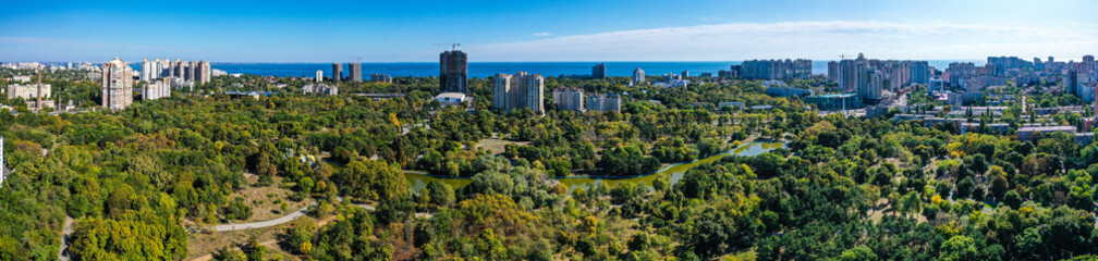 Fototapeta na wymiar bird's-eye view of the city park, Odessa