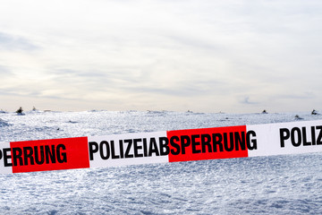 Polizeiabsperrung wegen gefrorener Schneedecke