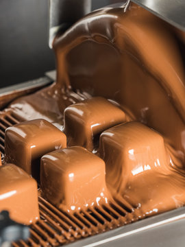 Coating bonbons with chocolate