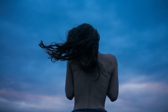 girls atmospheric posing on the roof of the house against the backdrop of the night city