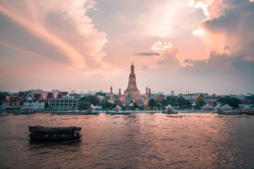 Fototapeta premium Sunset view of Wat Arun in Bangkok Thailand