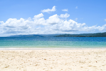 Fototapeta na wymiar white beach and turquoise ocean