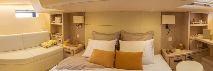 Photo panorama de la cabine propriétaire - capitaine - du voilier Jeanneau 64 avec banquette grand lit double et bureau - voilier de luxe yacht plaisance maritime © Noble Nature