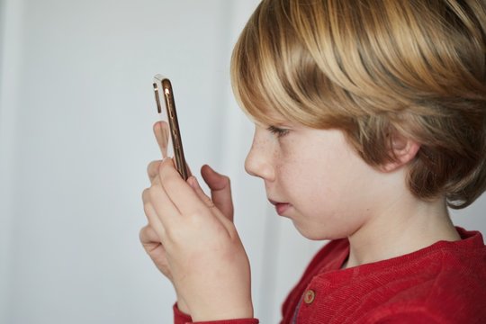 Child using a smart phone