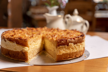 Bienenstich-Torte, Bienenstich als Torte rund, leckerer Butterkuchen mit Mandeln, süßer Kuchen a geschnitten