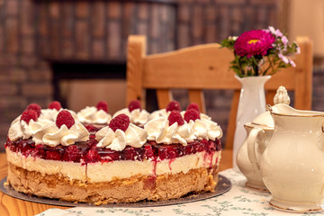 Himbeer-Sahnetorte, Himbeertorte, Torte mit Himbeeren und Sahne, 