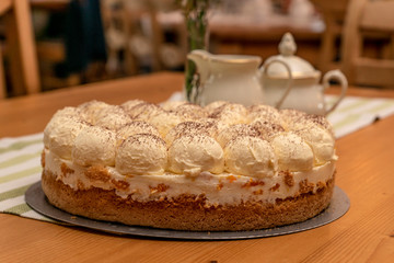 Sahnetorte  mit Kugeln, Vanilletorte, Kuchen essen, Kaffee trinken