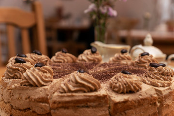 Mokka-Sahnetorte, Mokkacremetorte, Kaffeecremetorte, Kaffeetorte, Torte mit Kaffeebohnen, Torte auf Cafétisch