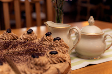 Mokka-Sahnetorte, Mokkacremetorte, Kaffeecremetorte, Kaffeetorte, Torte mit Kaffeebohnen, Torte auf Cafétisch