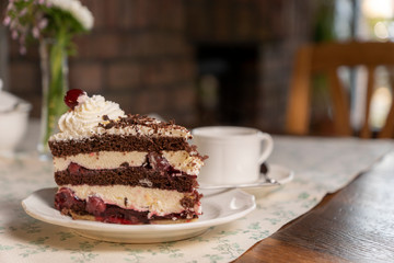 Schwarzwälder Kirschtorte / Sahnetorte / Deutsche Torte / Kirschtorte / Tortenstück / Torte Teller Kaffee 