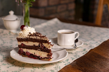 Schwarzwälder Kirschtorte / Sahnetorte / Deutsche Torte / Kirschtorte / Tortenstück / Torte Teller Kaffee 