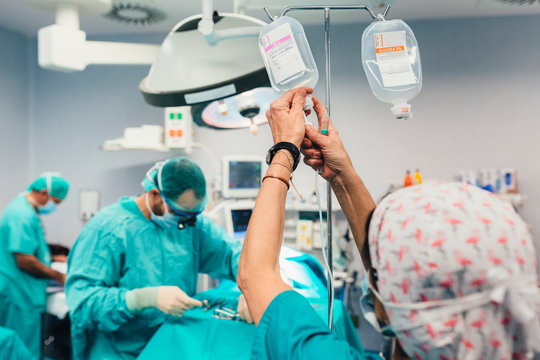 Anaesthetist placing the medicine bottle in the operating room