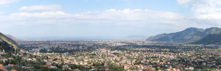 Fototapeta na wymiar Vue sur la banlieue de Palerme depuis Monreale, Sicile