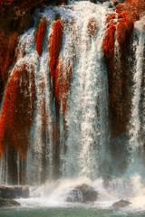 Panele Szklane Podświetlane  Jesień złoty wodospad Kravice na rzece Trebizat w Bośni i Hercegowinie. Spadek Cud Natury w Bośni i Hercegowinie. Wodospady Kravica, pierwotnie znane jako Wodospady Kravica
