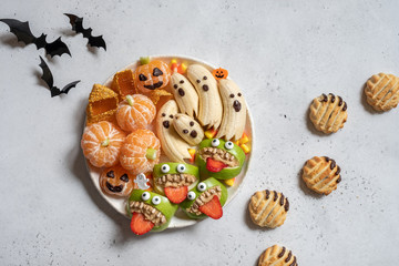 Healthy Halloween Treats. Banana Ghosts, Clementine Orange Pumpkins and Apple Monster Mounts