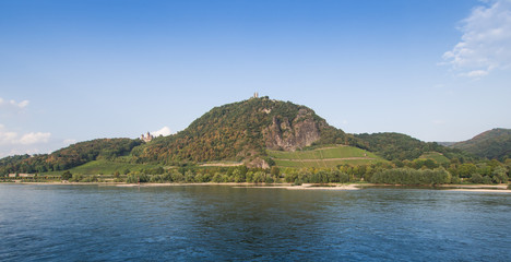 Flusslandschaft am Rhein mi Berge