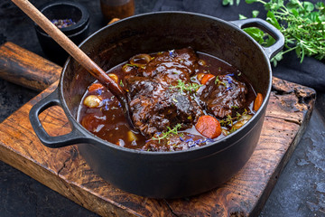 Traditionelle geschmorte deutsche German Ochsenbäckchen in brauner Rotwein Bratensauce mit...