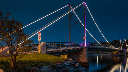 Fototapeta na wymiar Most w Sandvika na wyspę Kalvoya nocą