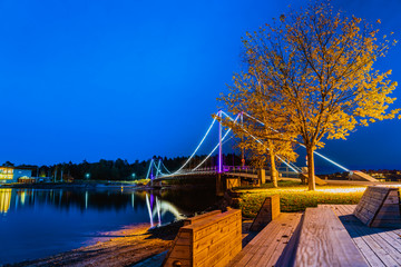 Most w Sandvika na wyspę Kalvoya nocą © Dreamnordno