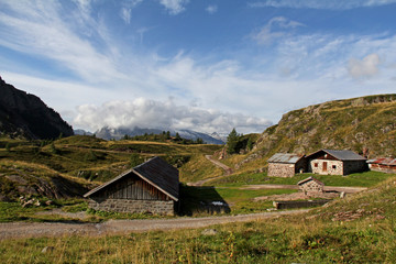 Fototapeta na wymiar Stalle al Passo Valles; sullo sfondo la Catena del Lagorai, Trentino