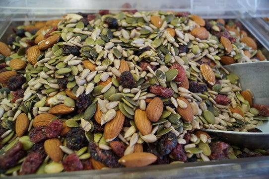 Mezcla de frutos secos a la venta a granel