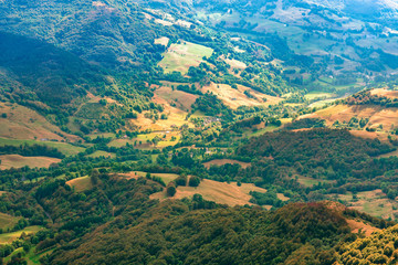 Fototapeta premium Piękny krajobraz Auvergne Francja wzgórza góry zachód słońca światło słoneczne chmury lato Puy Mary