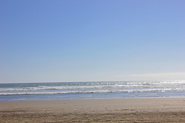 Fototapeta na wymiar sea, waves and beach at bethells beach
