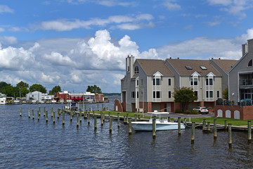 Fototapeta na wymiar Boats and residences on the Choptank river in Cambridge MD