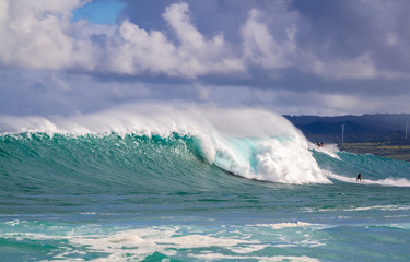 Breaking Giant Winter Waves in Hawaii
