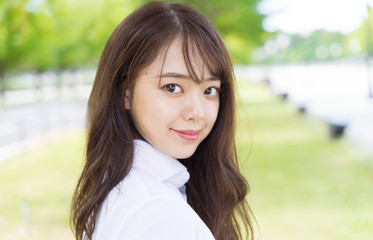 振り向く女性