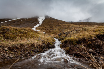 Wasserlauf an einem Berg 